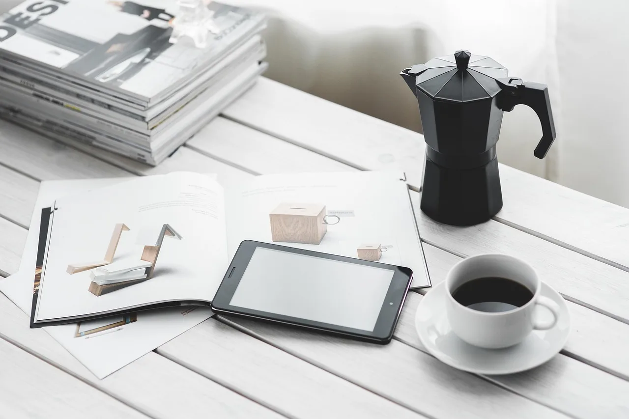 teknologi, tablet, digital tablet, computer, enhed, skrivebord, kaffe, kop, kaffekop, magasiner, fritid