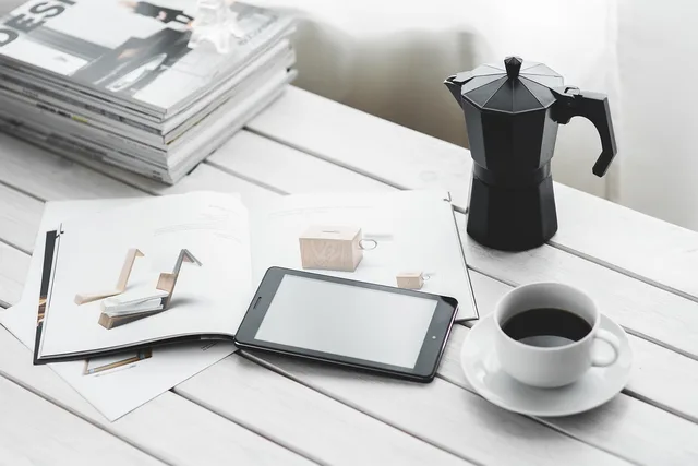 teknologi, tablet, digital tablet, computer, enhed, skrivebord, kaffe, kop, kaffekop, magasiner, fritid. Danmarks Statistik for ledere: Hvilke databaser er relevante for danske virksomheder?
